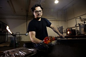 Guiding the molten glass
